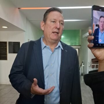 Plantea Olson sancionar manipulación parental; rechaza enfoque de ley vicaria