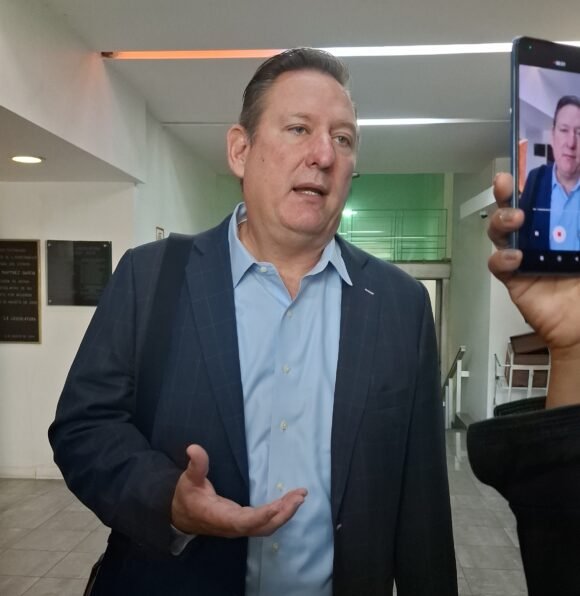 Plantea Olson sancionar manipulación parental; rechaza enfoque de ley vicaria