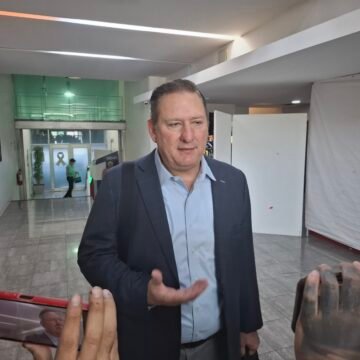 Señala Olson a Rodrigo de la Rosa como operador detrás de reclamo por carretera Aldama