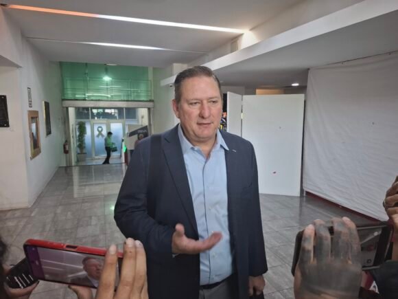 Señala Olson a Rodrigo de la Rosa como operador detrás de reclamo por carretera Aldama