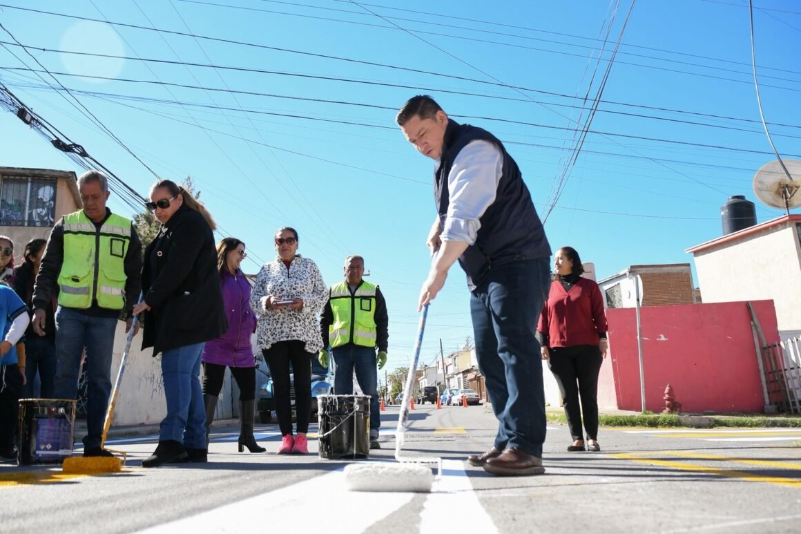 Realiza Alfredo Chávez repintado de pasos peatonales en escuelas de la Mármol III