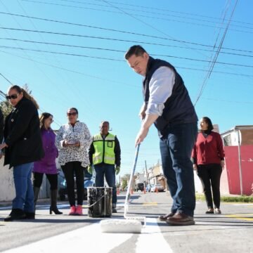 Realiza Alfredo Chávez repintado de pasos peatonales en escuelas de la Mármol III