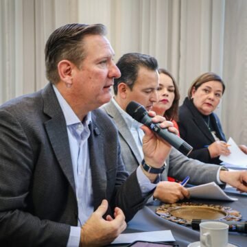 Olson presenta iniciativa para proteger la salud mental de niñas, niños y adolescentes mediante regulación del uso de redes sociales