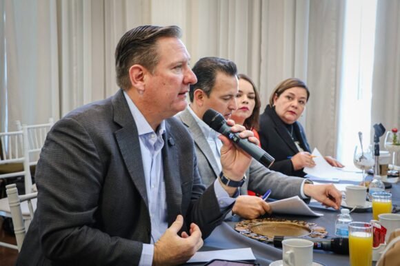 Olson presenta iniciativa para proteger la salud mental de niñas, niños y adolescentes mediante regulación del uso de redes sociales