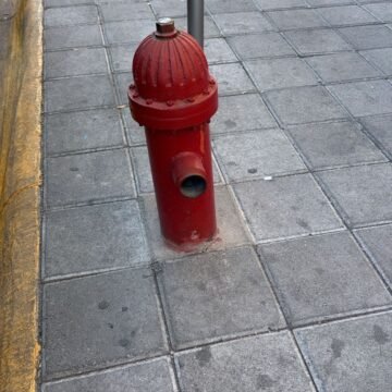 Hidrante sin tapón en el Centro Histórico genera preocupación