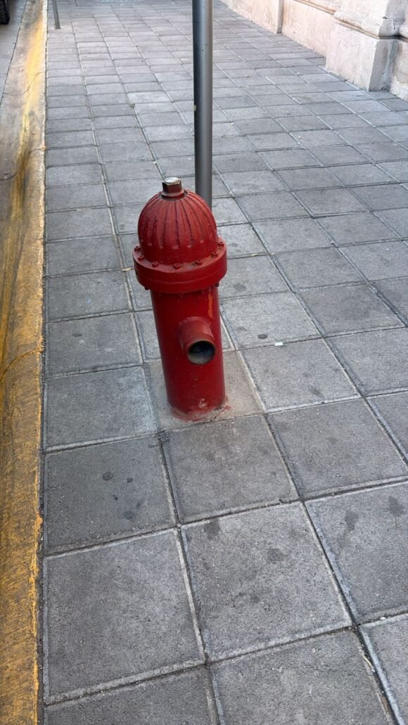 Hidrante sin tapón en el Centro Histórico genera preocupación