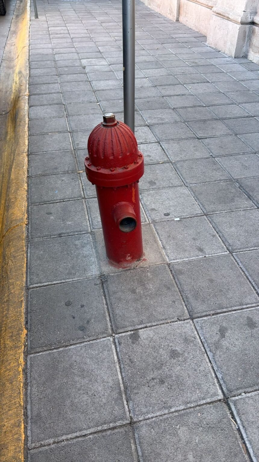 Hidrante sin tapón en el Centro Histórico genera preocupación
