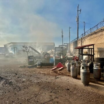 Trabajaron bomberos cerca de 12 horas para sofocar incendio en tarimera del norte de la ciudad