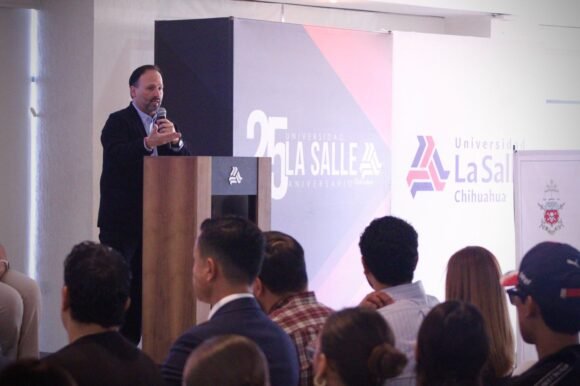 Participa Santiago De la Peña en foro de ética en La Salle