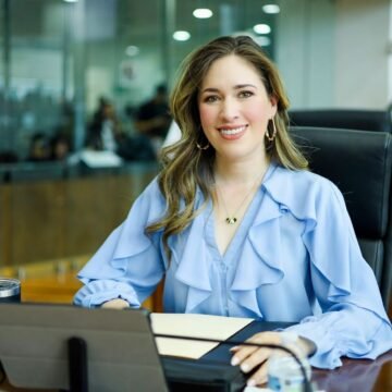 Condena Alma Portillo dispendio de políticos en bardas y espectaculares