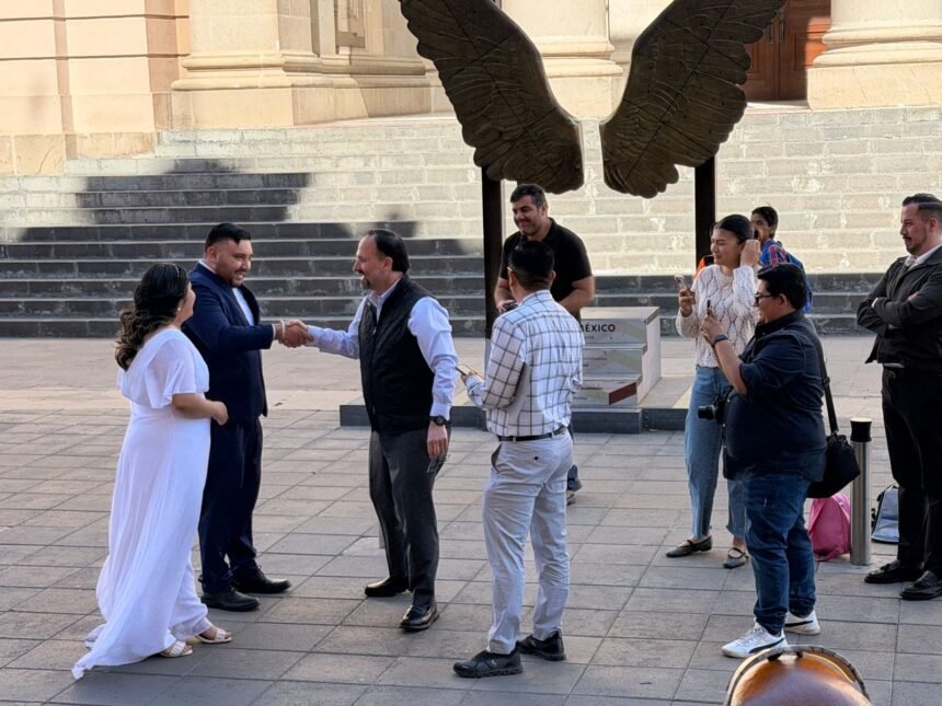 De la Peña sorprende a pareja y termina casándolos en el Registro Civil