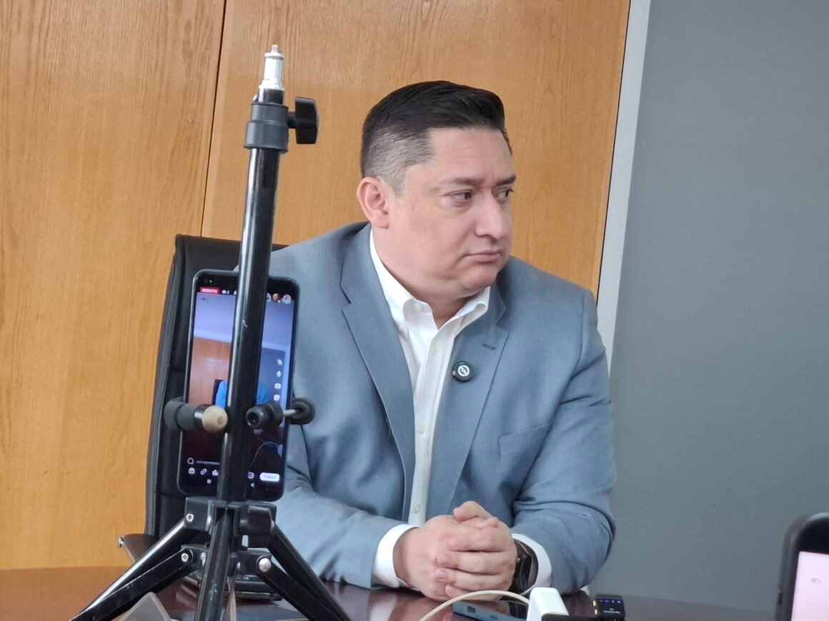 “Al interior voy a convencer y afuera vencer a Morena”: Alfredo Chávez reacciona a encuesta de Chihuahua en Directo