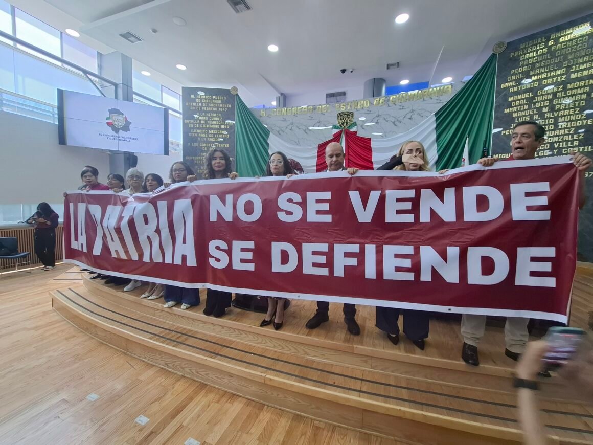 Morena toma tribuna en el Congreso; protestan por presunta intervención de la CIA en Chihuahua