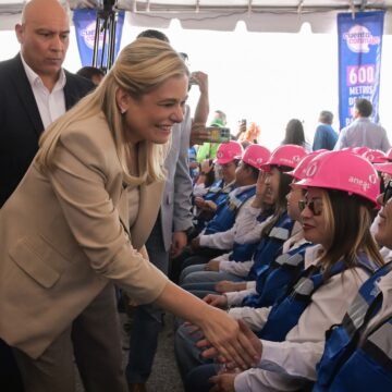 Jáuregui lo ve lejos… y De la Peña se mete por la derecha