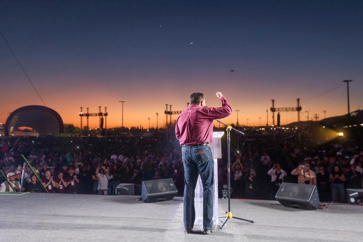 Cruz Pérez Cuéllar se destapa por la gubernatura ante más de 50 mil juarenses