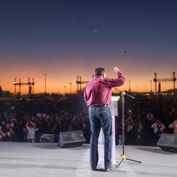 Cruz Pérez Cuéllar se destapa por la gubernatura ante más de 50 mil juarenses