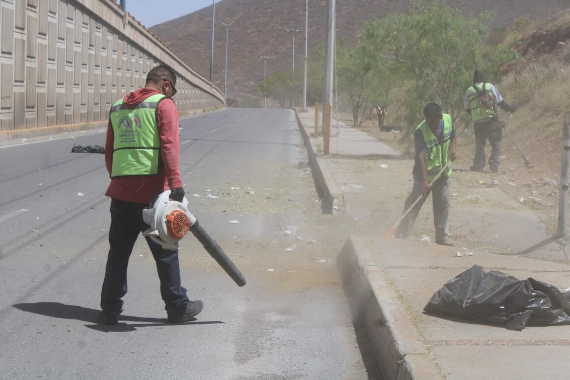 Limpia Gobierno Municipal entradas y salidas de la ciudad para el disfrute de familias y visitantes