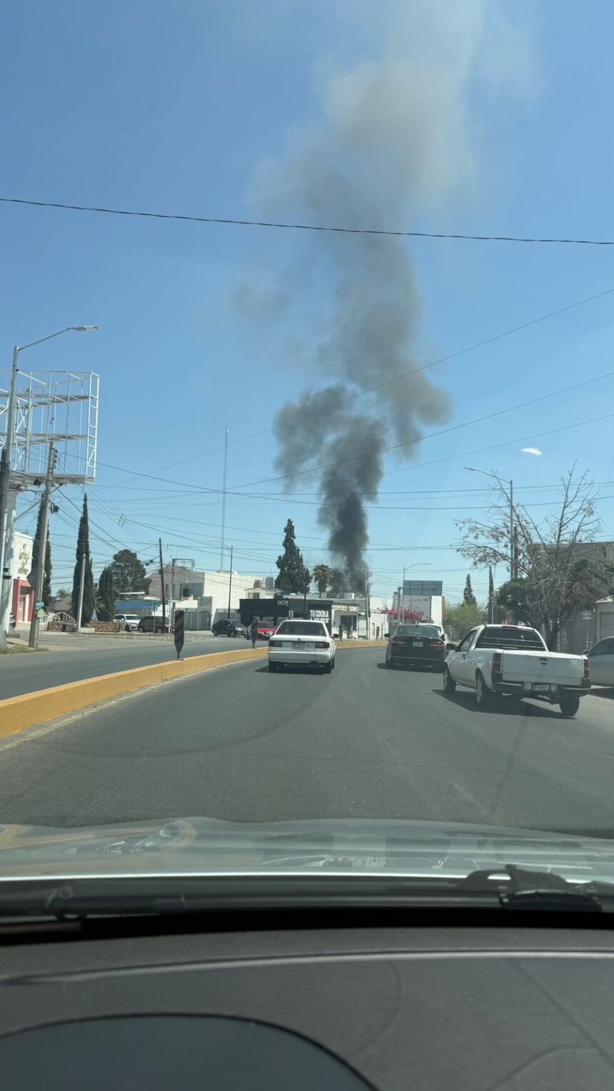 Incendio en la colonia San Felipe genera movilización y cierre de calles