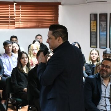Sostiene Alfredo Chávez charla con estudiantes del Claustro Universitario sobre ciudad desde lo legislativo