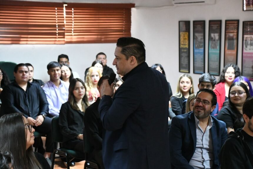 Sostiene Alfredo Chávez charla con estudiantes del Claustro Universitario sobre ciudad desde lo legislativo