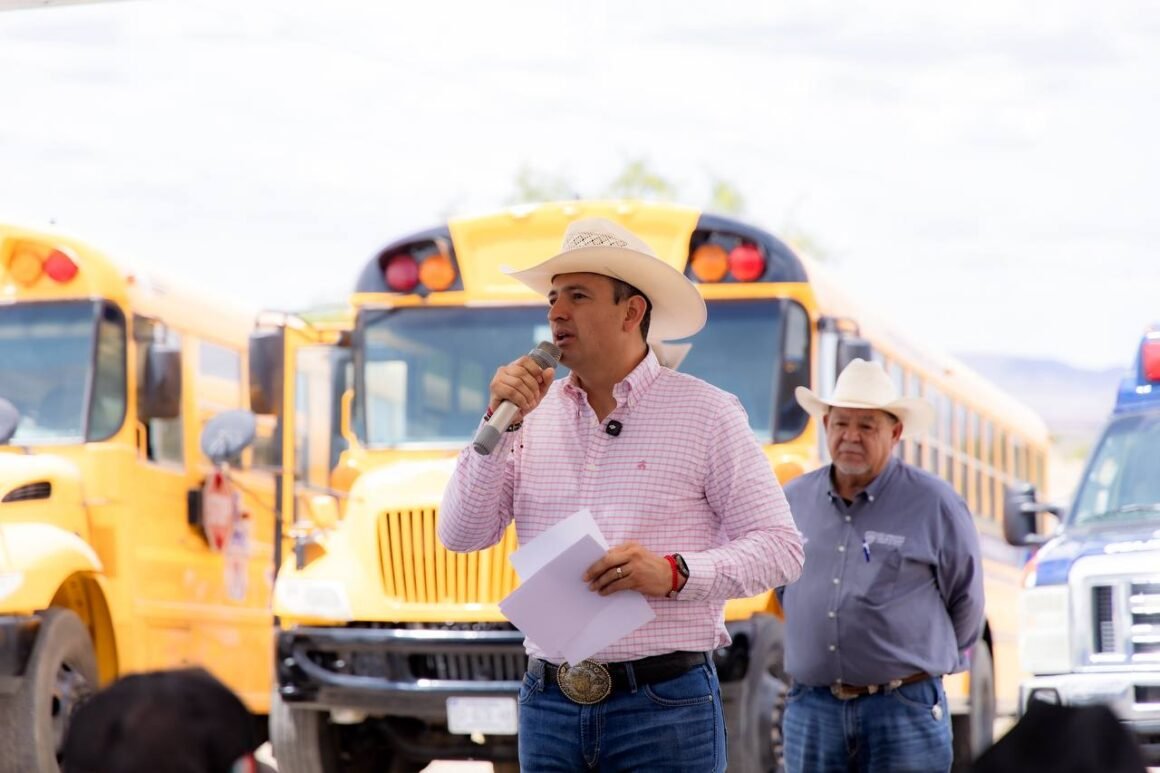 Entrega alcalde Marco Bonilla cuatro camiones escolares y tres ambulancias para atender la zona rural del municipio