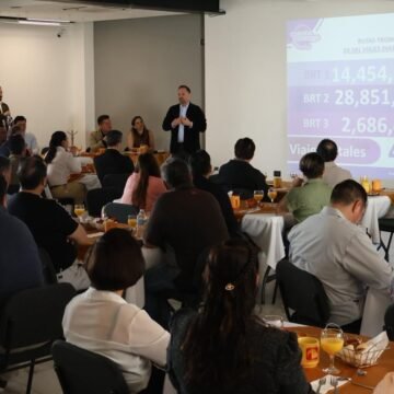 Santiago De la Peña presenta avances en materia de transporte ante 55 integrantes de la Barra de Arquitectos A.C.