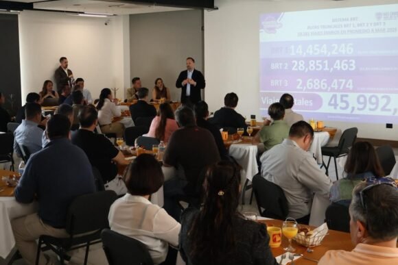 Santiago De la Peña presenta avances en materia de transporte ante 55 integrantes de la Barra de Arquitectos A.C.