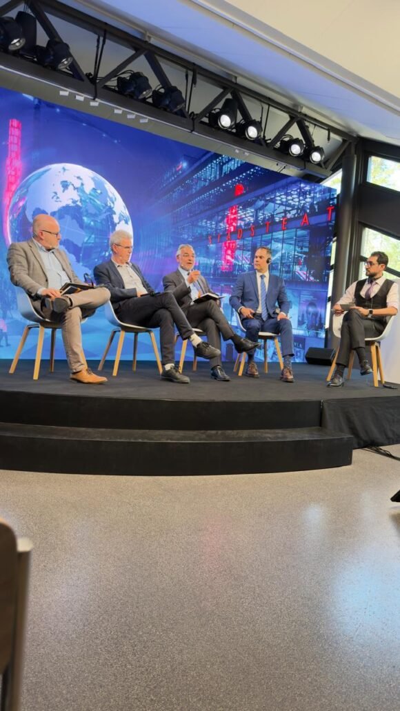 Gilberto Loya lleva modelo de seguridad de Chihuahua a foro internacional en Suecia