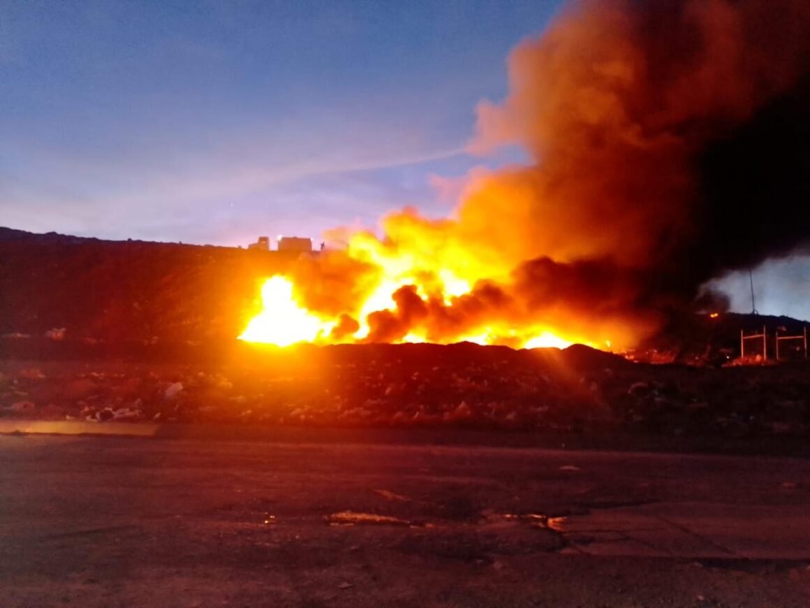 Extinto en su totalidad incendio en relleno sanitario