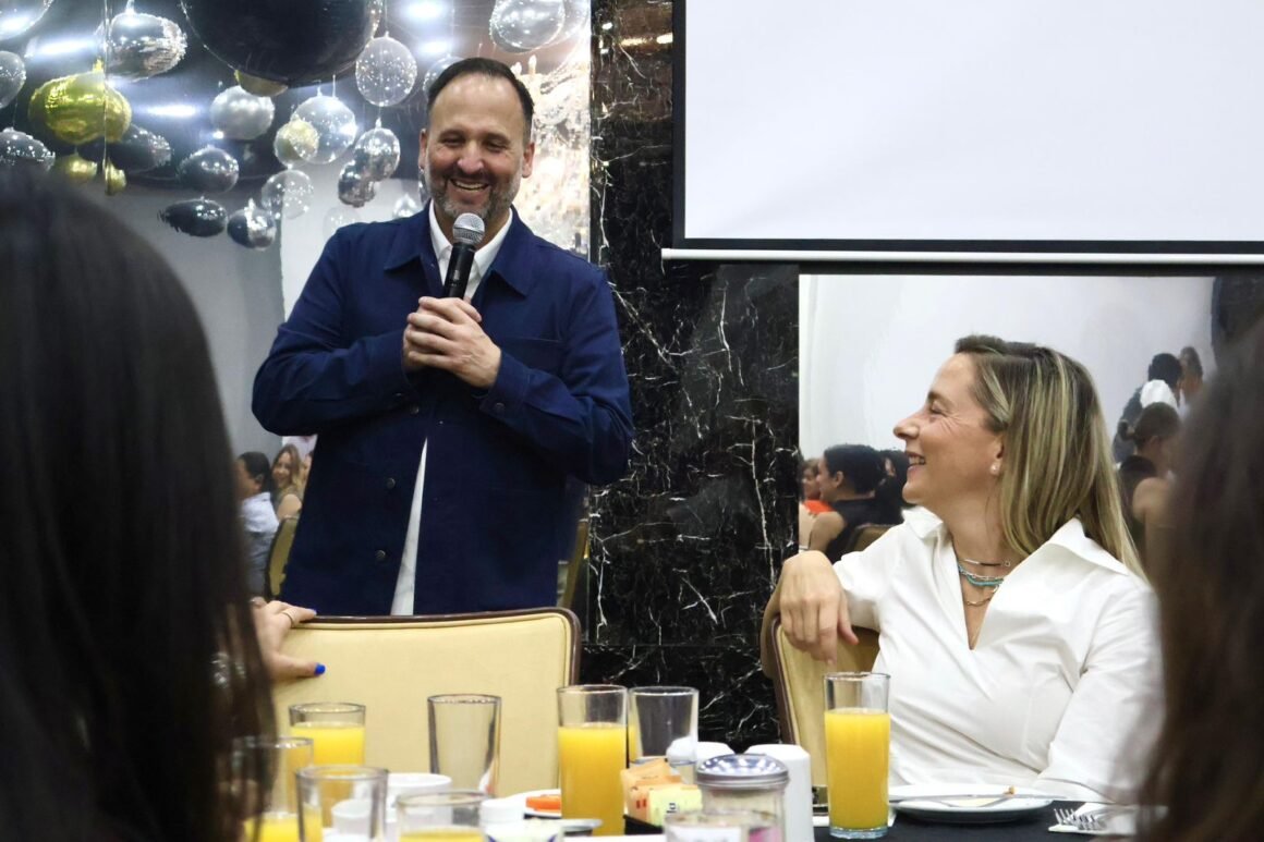 Santiago De la Peña sostiene encuentro con mujeres y reconoce su papel central en la familia y la sociedad