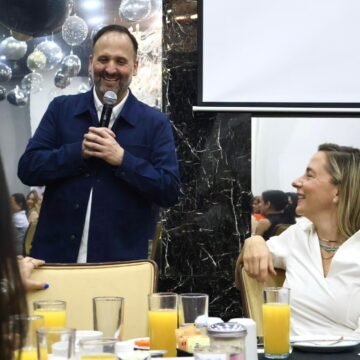 Santiago De la Peña sostiene encuentro con mujeres y reconoce su papel central en la familia y la sociedad