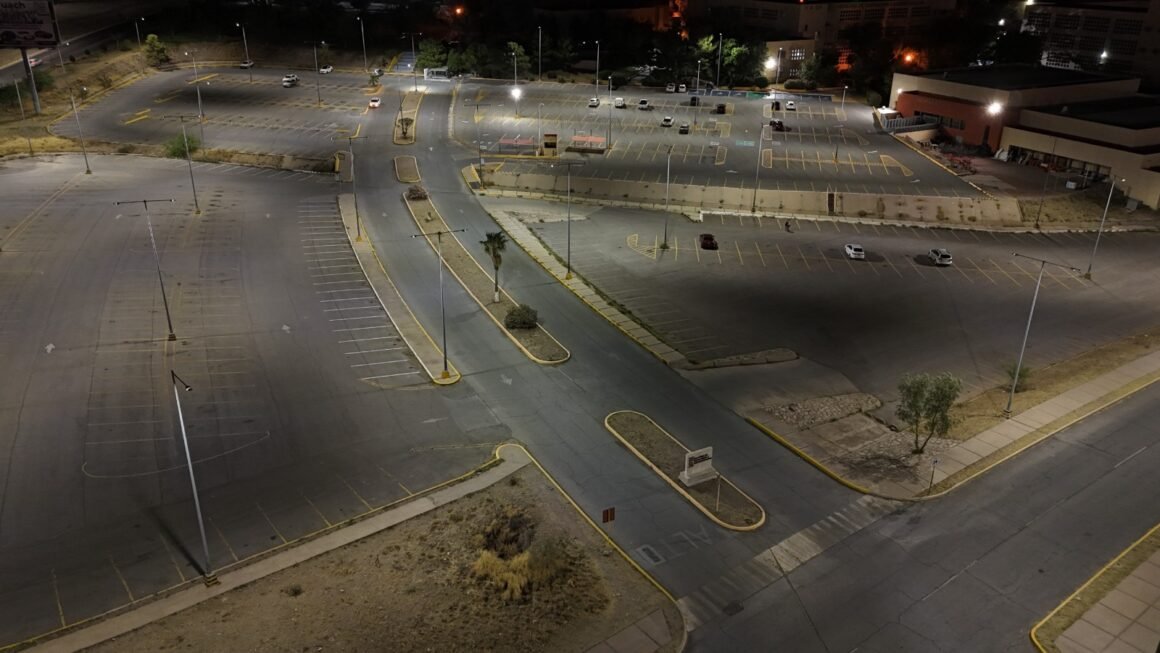 Modernizan alumbrado en la UACH; instalan más de 300 luminarias en estacionamientos