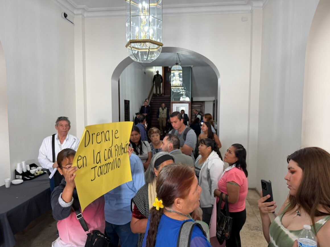 Cabildo sesiona a puerta cerrada para aprobar nombres de panistas y esposo de Maru Campos en calles