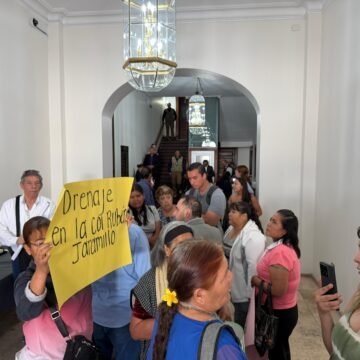 Cabildo sesiona a puerta cerrada para aprobar nombres de panistas y esposo de Maru Campos en calles
