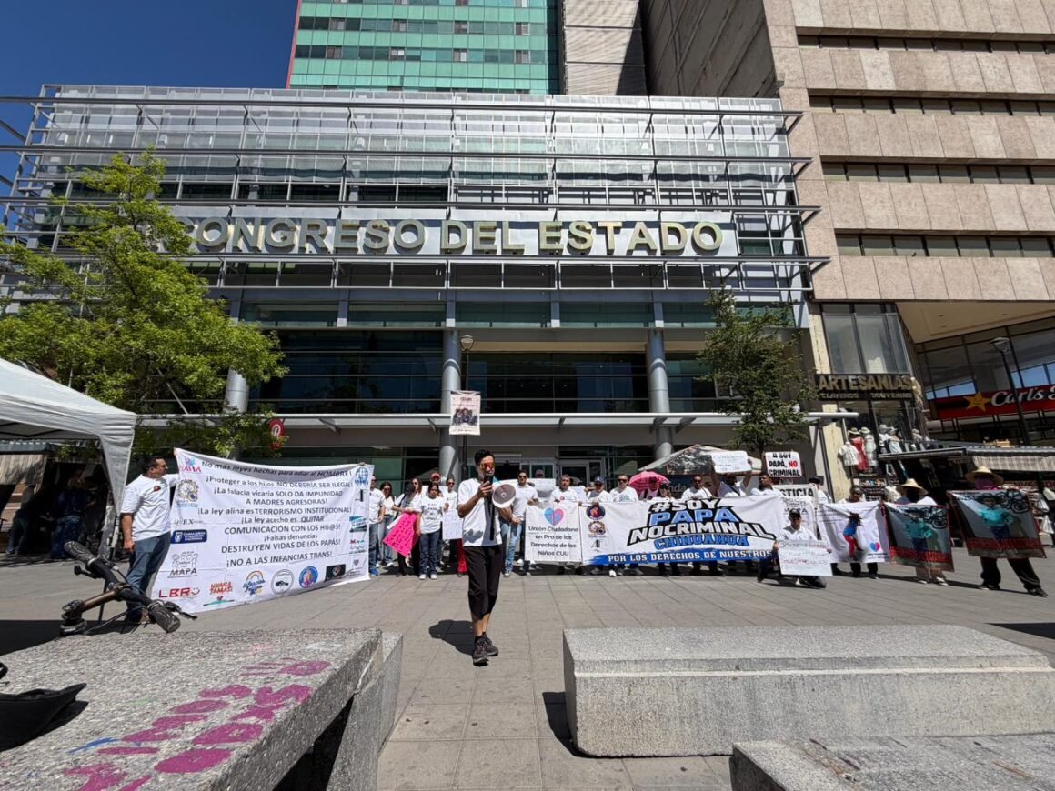 “Soy papá, no criminal”: padres y abuelos gritan sus nombres y el tiempo que tienen sin ver a sus hijos y nietos