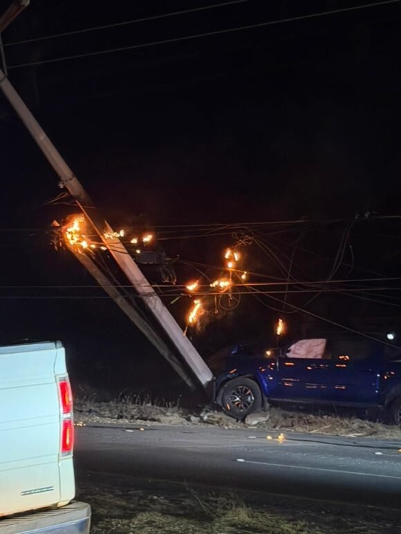 Choque contra poste deja sin internet a vecinos de El Reliz
