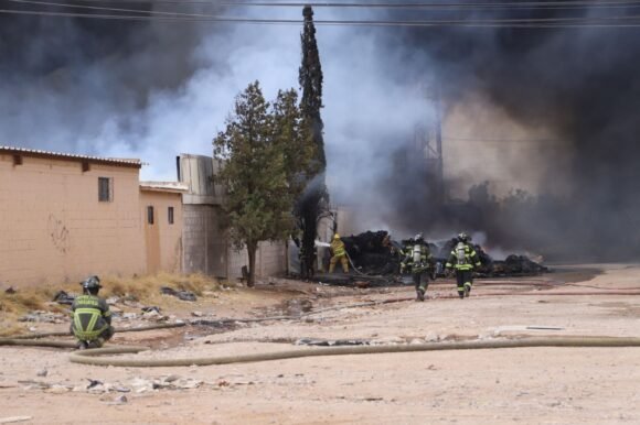 Atienden bomberos incendio en recicladora en la Colonia Primero de Mayo; no hay personas lesionadas