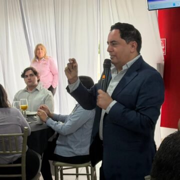 Falomir respalda a fiscal estatal y minimiza controversia por su renuncia