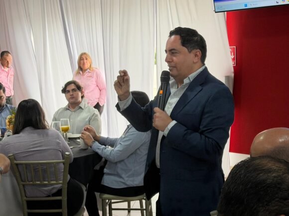 Falomir respalda a fiscal estatal y minimiza controversia por su renuncia