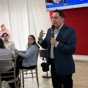 Alan Falomir expone visión de la JMAS ante constructores y llama a cambiar el enfoque sobre el agua en Chihuahua