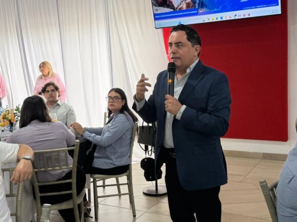 Alan Falomir expone visión de la JMAS ante constructores y llama a cambiar el enfoque sobre el agua en Chihuahua