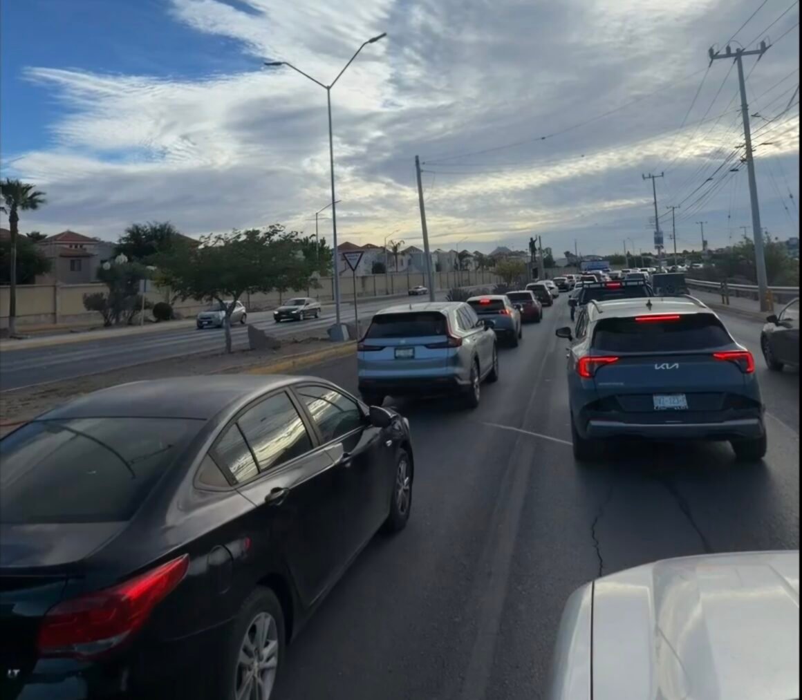 Caos vial sin tregua en la Prolongación Teófilo Borunda rumbo al centro