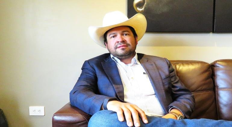 Andrea Chávez va por la encuesta y obliga a Cruz a definirse