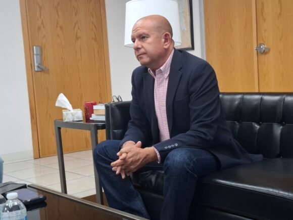 “En Sinaloa pidieron licencia el gobernador y el alcalde; en Chihuahua no”: Cuauhtémoc Estrada