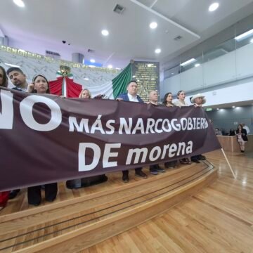 PAN toma tribuna en el Congreso y pide no más narcogobierno de Morena