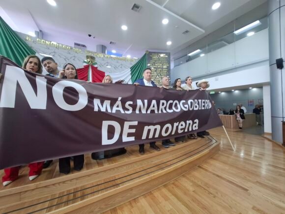 PAN toma tribuna en el Congreso y pide no más narcogobierno de Morena