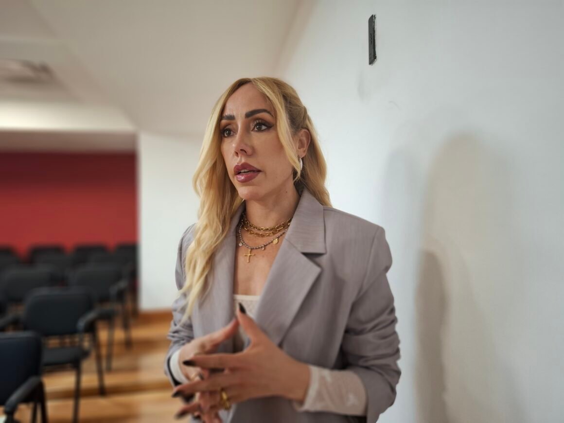 “Es un exceso y tendrá que explicarlo”: Brenda Ríos se posiciona sobre logotipo de patrullas de Chihuahua con referencia a Nueva York