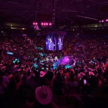 Asistentes corean “Bonilla gobernador” al finalizar concierto de Banda MS en el Palenque