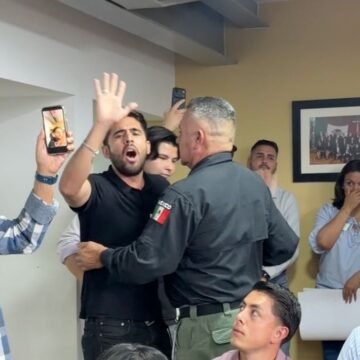 Expulsan a manifestante pro Maru del Congreso a petición de Cuauhtémoc Estrada
