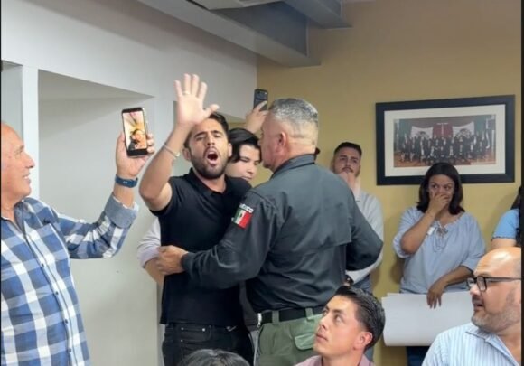 Expulsan a manifestante pro Maru del Congreso a petición de Cuauhtémoc Estrada